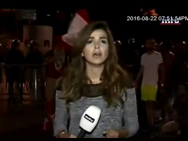 بالفيديو: مذيعة لبنانية تتعرض لموقف حرج على الهواء ... اليكم التفاصيل